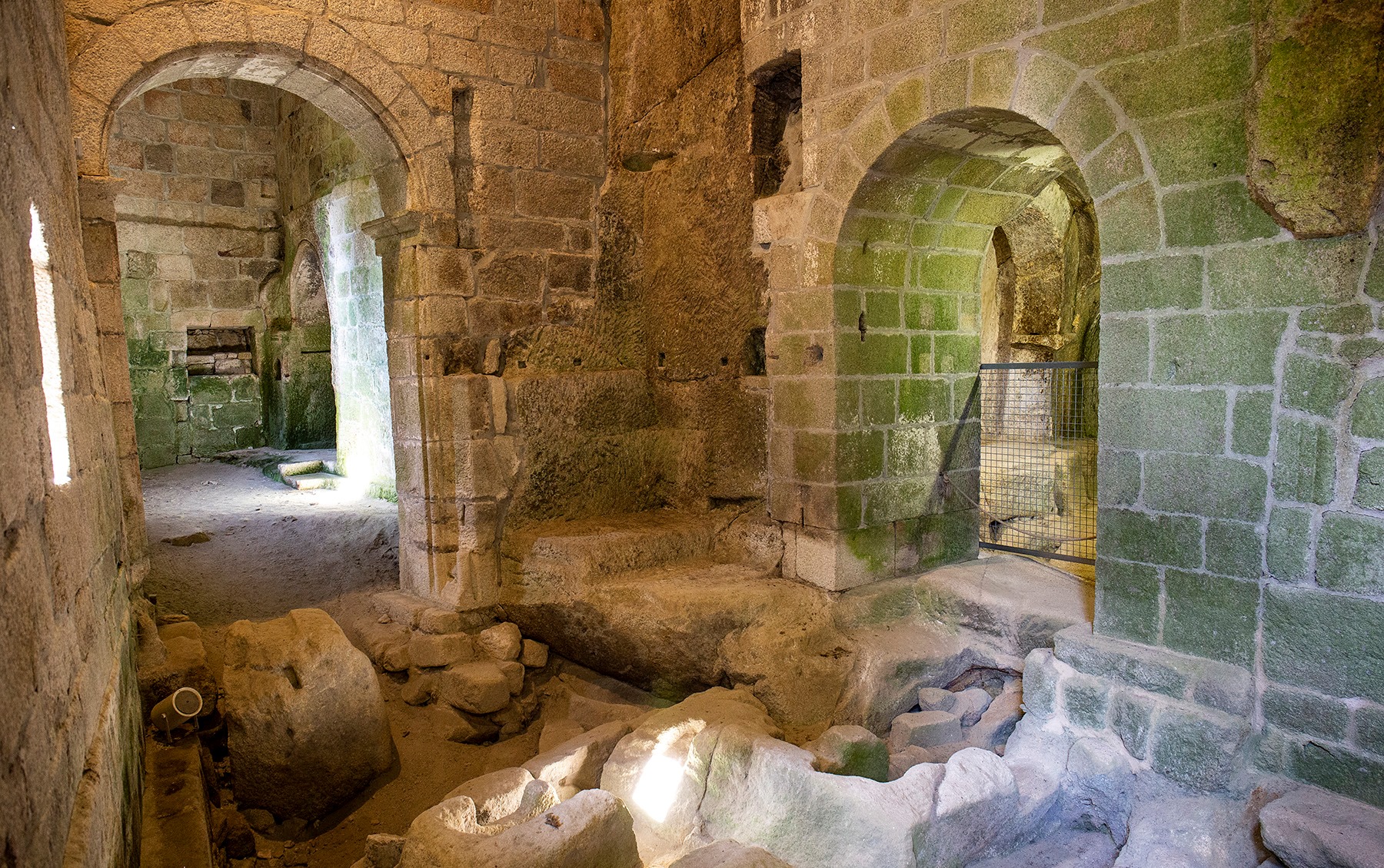 foto interior monasterio de san de pedro de rocas - esgos (ourense)